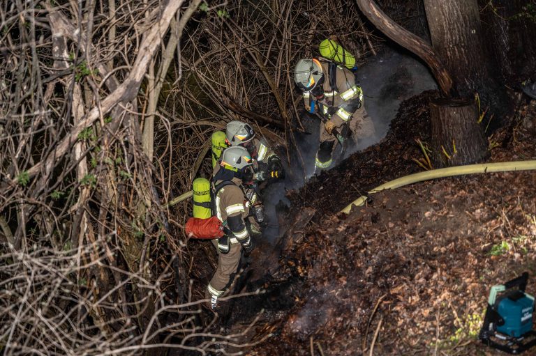 In den Nachtstunden des 10.04.2021 konnte ein Nachbar einen Feuerschein nur wenige Meter von einem Wohngebäude entfernt im Waldbereich erkennen. Die Ortsfeuerwehr Mutters, sowie die Feuerwehren Kreith und Natters konnten mit insgesamt 45 Mann und dem Einsatz von 3 Atemschutztrupps den Brand im steilen Gelände rasch unter Kontrolle bringen.