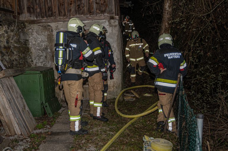 In den Nachtstunden des 10.04.2021 konnte ein Nachbar einen Feuerschein nur wenige Meter von einem Wohngebäude entfernt im Waldbereich erkennen. Die Ortsfeuerwehr Mutters, sowie die Feuerwehren Kreith und Natters konnten mit insgesamt 45 Mann und dem Einsatz von 3 Atemschutztrupps den Brand im steilen Gelände rasch unter Kontrolle bringen.