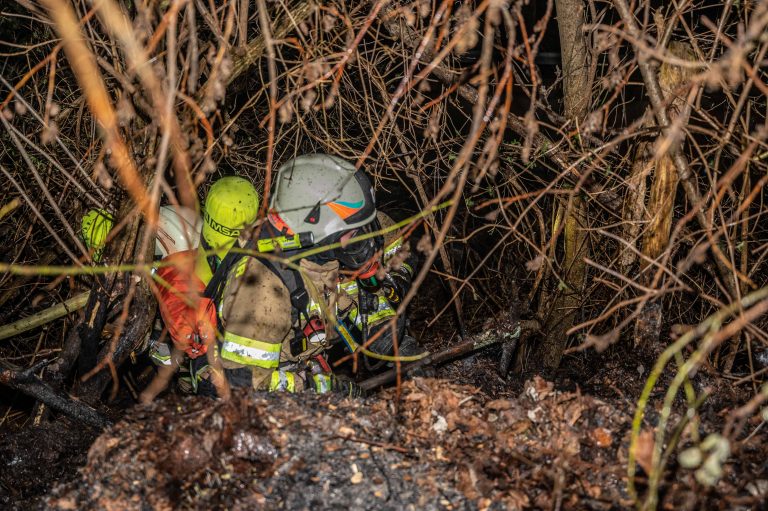 In den Nachtstunden des 10.04.2021 konnte ein Nachbar einen Feuerschein nur wenige Meter von einem Wohngebäude entfernt im Waldbereich erkennen. Die Ortsfeuerwehr Mutters, sowie die Feuerwehren Kreith und Natters konnten mit insgesamt 45 Mann und dem Einsatz von 3 Atemschutztrupps den Brand im steilen Gelände rasch unter Kontrolle bringen.