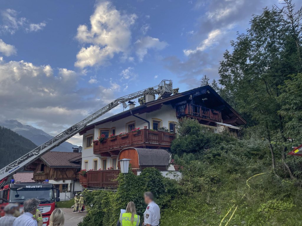 Am 19.08.2021 kam es ca. gegen 18:54 zu einem Dachstuhlbrand. Bei Eintreffen der Feuerwehr stand bereits der Balkon und ein Teil vom Dachstuhl in Vollbrand.

Laut erster Info wurde niemand verletzt – die Brandursache ist noch Gegenstand laufender Ermittlungen.

Im Einsatz standen:
Rettung
Rettungseinsatzleiter
Feuerwehr Neustift Stubaital
Feuerwehr Fulpmes
Polizei mit mehreren Streifen


Kennzeichen, Firmenlogos und betroffene Personen müssen verpixelt werden!

Weiter Infos Polizei Neustift +43591337119100