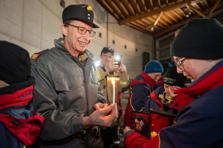 Friedenslichtübergabe an Feuerwehrjugend